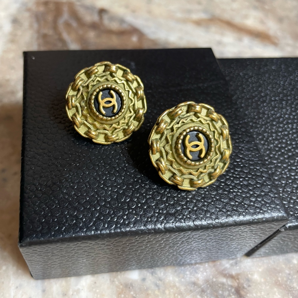 Authentic Vintage CHANEL Gold Plated CC Logos Round  Clip Earrings